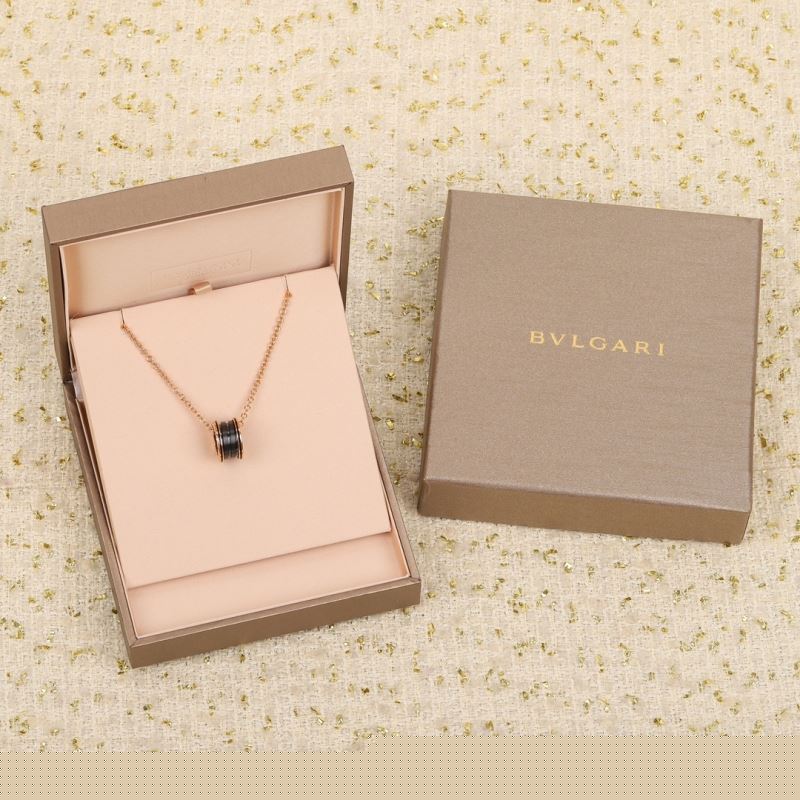 Bo*te*ga venenta necklaces